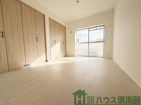 �Q���@�o���R�j�[�ɖʂ����m���U���I��e�ʃN���[�[�b�g�����͓I��