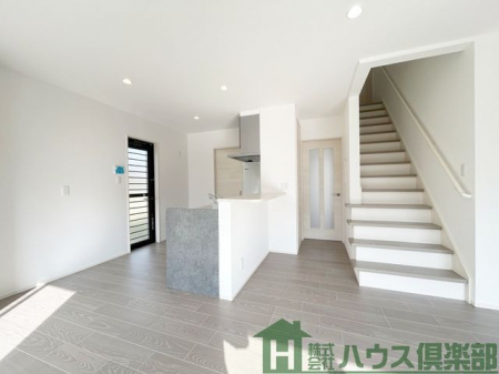 ���̑����ρ@�Q�K�ւ̊K�i�̓��r���O�ɂ���A���r���O�����S�ɂȂ��Ă���̂ŉƑ��̈�̊����o�܂�