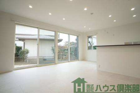 ���r���O�@��ʂ̑傫�ȑ|���o�����͖��邢�z�˂���͂��Ă���܂���