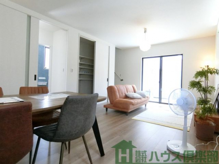 ���r���O�@���r���O�̉��ɂ͐l�C�̃��r���O�K�i���c��