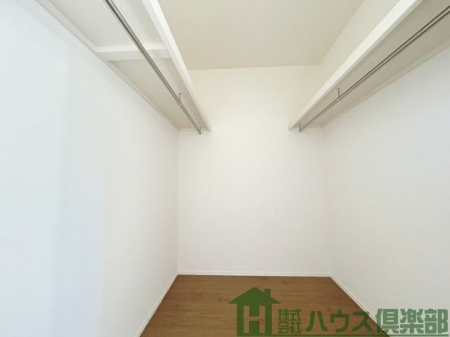 �@7���̗m���ɗאڂ�����^�E�H�[�N�C���N���[�[�b�g�B�G�ߕ��̈ߗނ�ו��������Ղ���[�\�ł��B