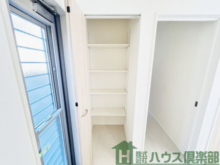 ���ӊ��@�p���g���[����������Ă���A�H�i���̃X�g�b�N���\�ł��I