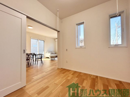 ���̑����ρ@���r���O�ɗאڂ��Ă���A���q�l���V�ԗl�q���L�b�`�����猩������S�̋�ԁB�܂��A���q���ɂ��g���₷�����p�r�ȋ��