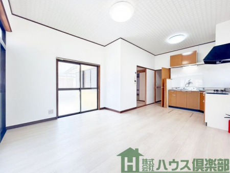 ���r���O�@�����S�ʃ��t�H�[���ςŖ��邭�J�����̂����ԁB���Ƒ��c���̒��S�ƂȂ郊�r���O�ł��B