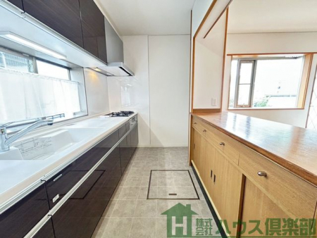 �o���R�j�[�@�J�E���^�[�e�[�u�����t���Ă���A���[���L�x�Ŏg������ǍD�ł���