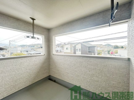 ���[�@�V��ɍ��E����ɂ����C���i�[�o���R�j�[�t���ŁA���󕨂����S���Ċ����܂��B