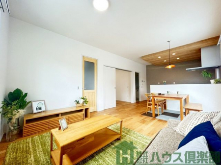 ���r���O�@�Ƒ��݂�Ȃ�������肭�낰���16���̍L�X���r���O�B�_�C�j���O�ƃ��r���O���������蕪���Ďg����A�J�����̂����Ԃł��B