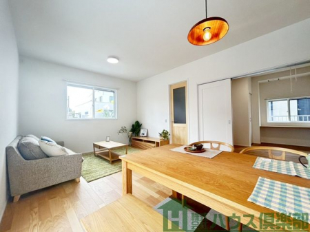 ���r���O�@�Ƒ��݂�Ȃ�������肭�낰���16���̍L�X���r���O�B�_�C�j���O�ƃ��r���O���������蕪���Ďg����A�J�����̂����Ԃł��B