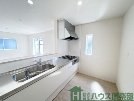 �L�b�`���@���L�b�`����b���e�ޑΖʎ��L�b�`���ŁA�Ǝ������Ȃ���Ƒ��Ƃ̎��Ԃ��y���߂܂�