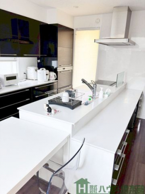 �L�b�`���@�g������ɗD�ꂽ�L�b�`���B��������͈ȑO�܂ŃX���[�Y�ȓ����ŁA�����̉Ǝ����S���y�����܂��B���r���O�����n����݌v�ŁA�Ƒ��Ƃ̉�b�����R�Ɛ��܂�܂��B