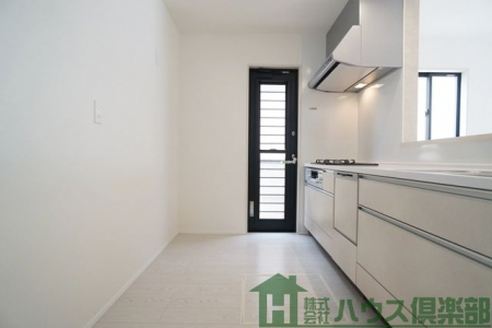 �L�b�`���@������t�̃L�b�`���X�y�[�X�ł��I�w�ʂɂ��C�ɓ���̃J�b�v�{�[�h��u���Ă���
