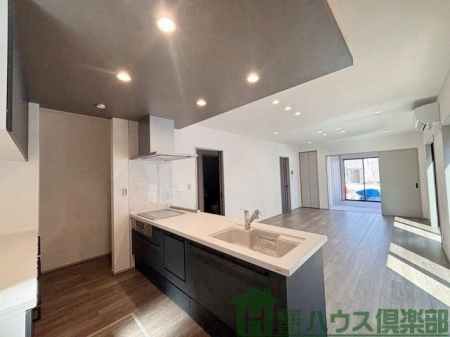 �L�b�`���@�L�b�`�����ɕ֗��ȃp���g���[����I�t���b�g�L�b�`���Ń��r���O�̗l�q���悭�����܂���